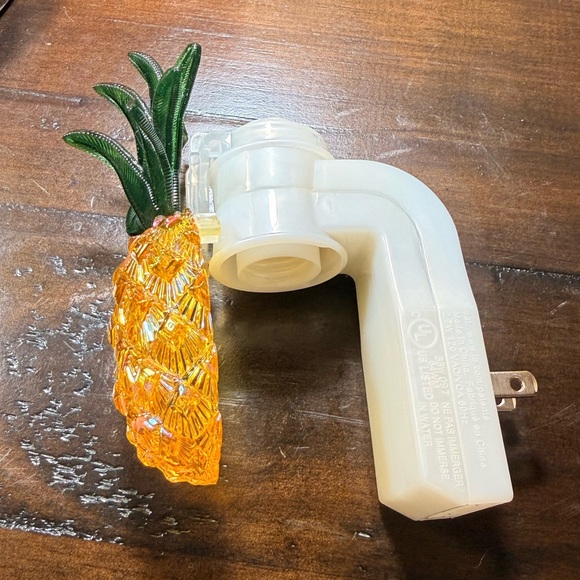 Bath & Body Works Pineapple Adjustable Wallflowers Scent Control Nightlight Plug - Picture 1 of 5